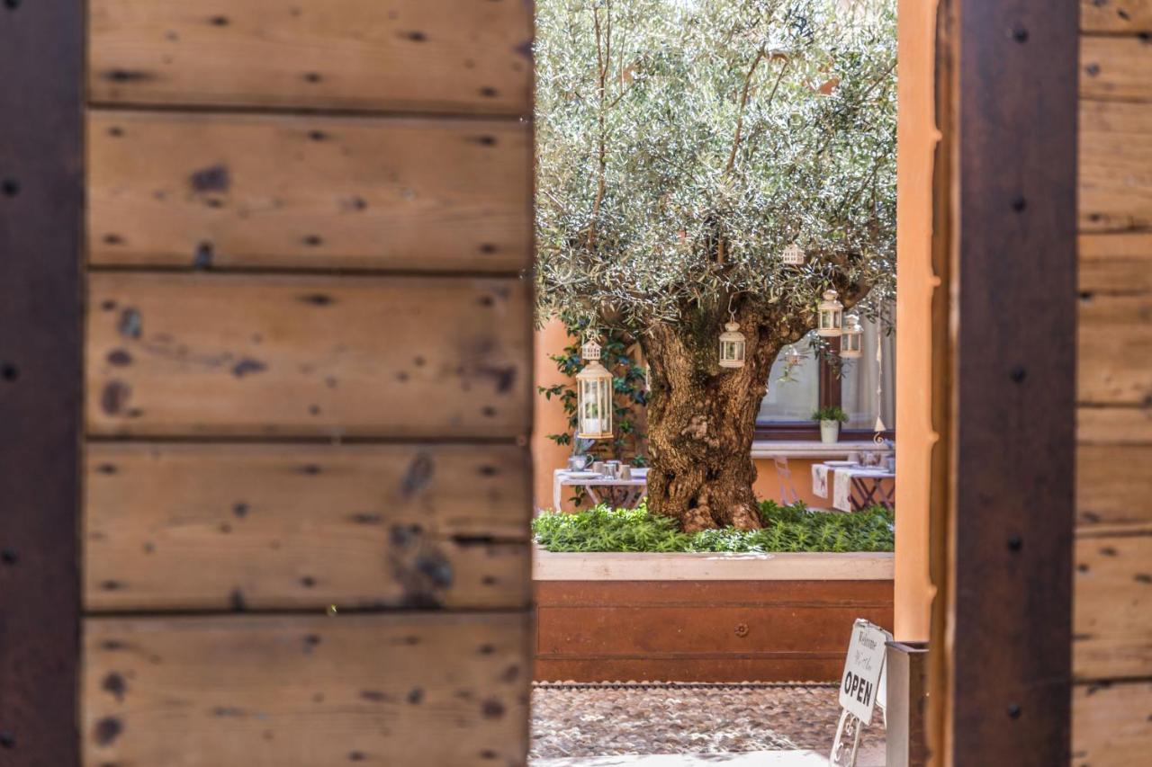 Antico Borgo B&B Con Spa - Adults Only Manerba del Garda Exterior photo